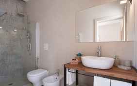 Badezimmer in landestypischer Unterkunft 